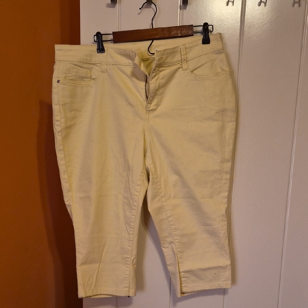 St. John's Bay Yellow Capris